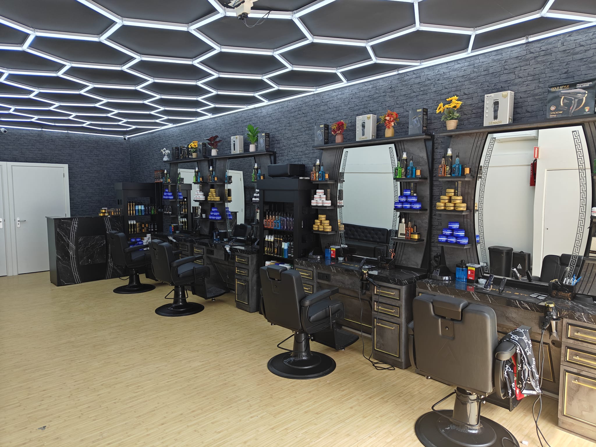 Interieur van Majid's Barbershop in Hoogeveen met barberstoelen en spiegels